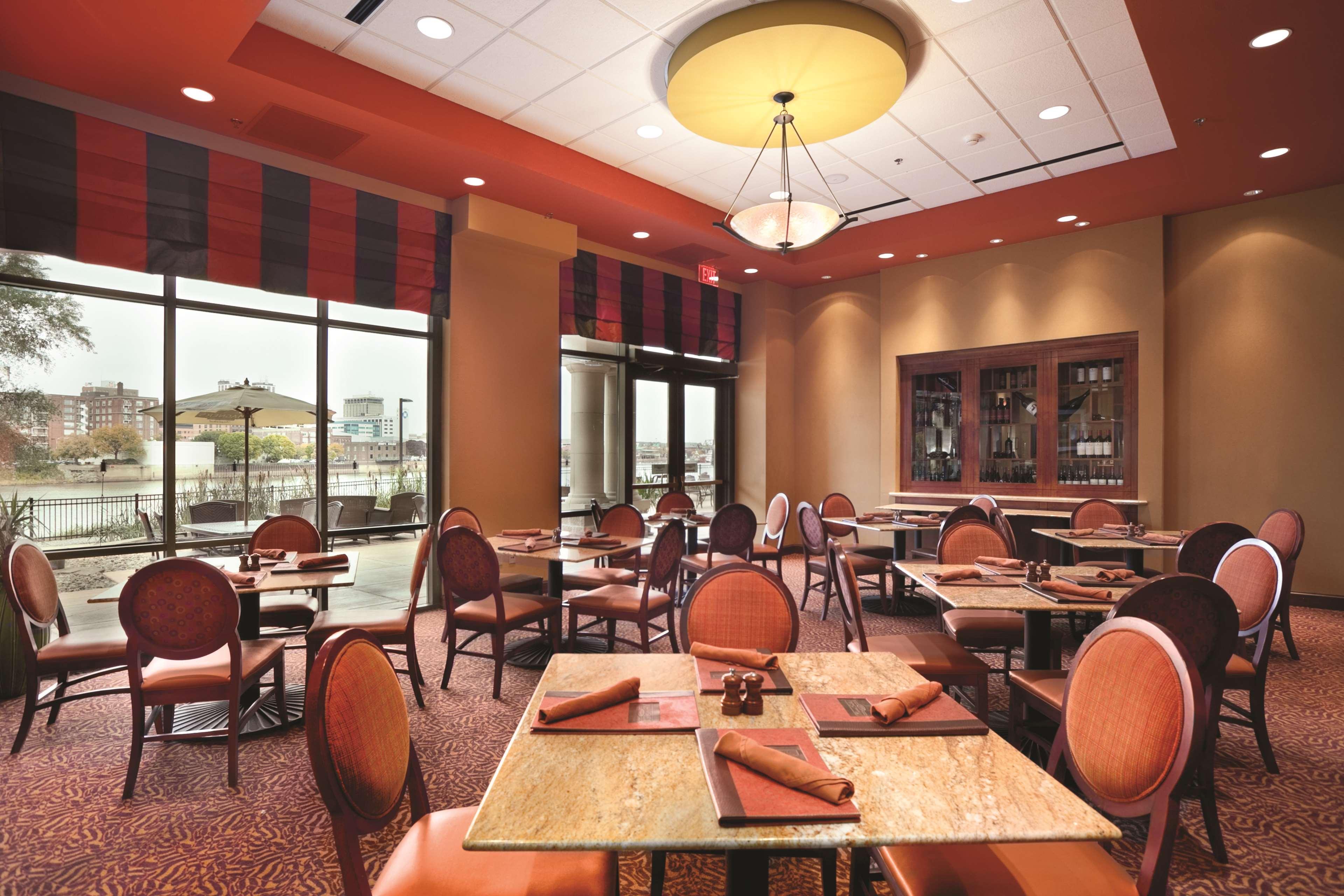 Embassy Suites East Peoria Hotel And Riverfront Conference Center Restaurant photo