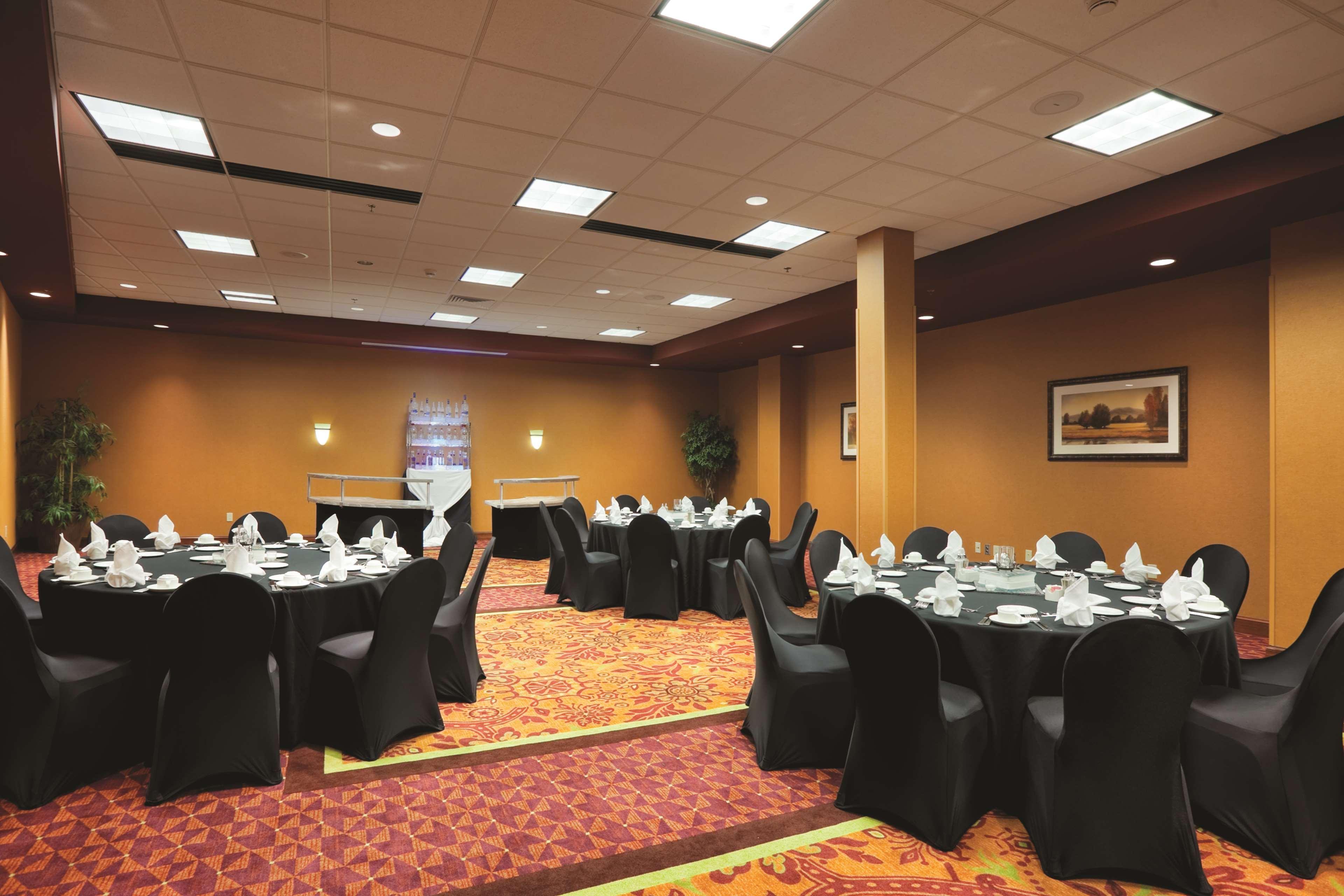 Embassy Suites East Peoria Hotel And Riverfront Conference Center Restaurant photo